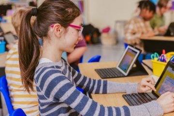 How Technology Enhances Online Education